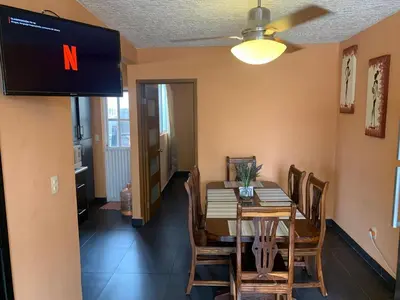 Una televisión o centro de entretenimiento en Entire House in a Beautiful Private Subdivision