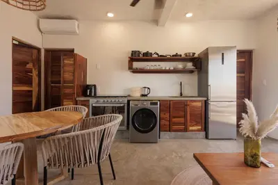 Una cocina o zona de cocina en Cozy 2BR Apto Terrace, Pool & AC Steps from Beach