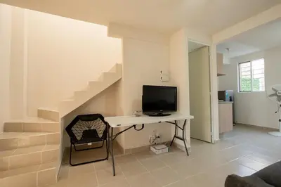 Una televisión o centro de entretenimiento en Family Home with Pool, El Mirador 2 Bedrooms