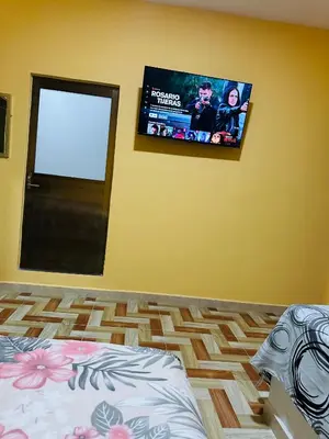 Una televisión o centro de entretenimiento en Hospedaje chachalacas