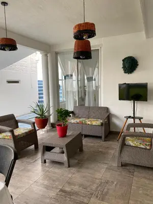 Una televisión o centro de entretenimiento en Casa el Refugio de las Flores