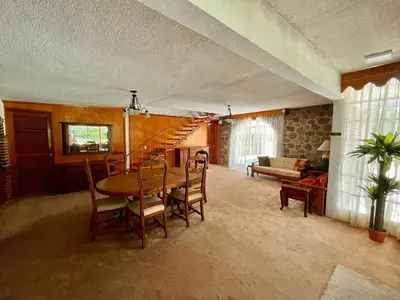 Zona de estar de Casa en Burgos con jardín y alberca