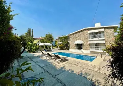 Piscina en o cerca de Casa en Burgos con jardín y alberca