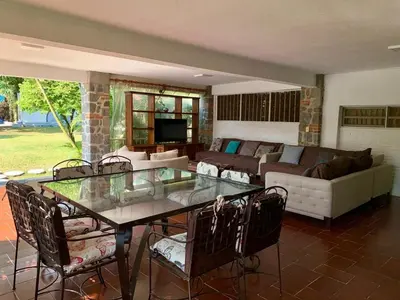 Zona de estar de Casa en Burgos con jardín y alberca