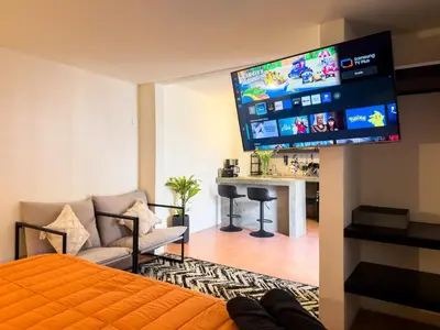 Una televisión o centro de entretenimiento en jalatlaco estudio de lujo y garage