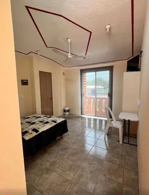 Una televisión o centro de entretenimiento en Hostal Color Inn