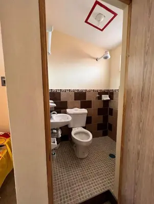 Un baño de Hostal Color Inn