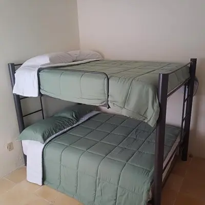 Cama o camas de una habitación en Tan cerca del mar!