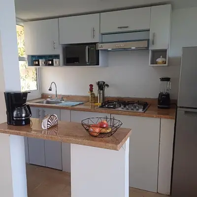 Una cocina o zona de cocina en Tan cerca del mar!