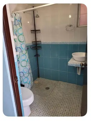 Un baño de BANI departamento