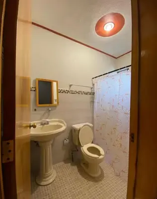 Un baño de Casa Reforma Descanso y Bienestar en Oaxaca