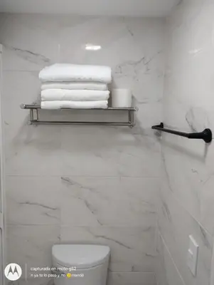 Un baño de Suite Frontal a Pie de Playa con Terraza Panorámica