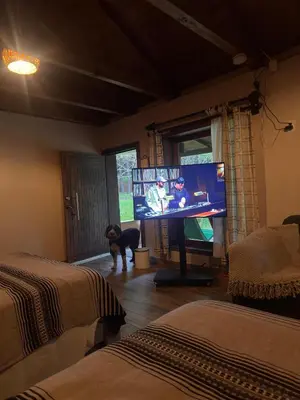 Una televisión o centro de entretenimiento en cabaña de adobe las moras