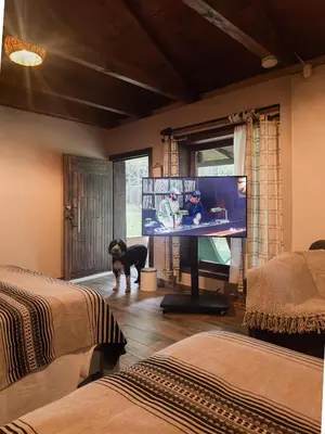 Una televisión o centro de entretenimiento en cabaña de adobe las moras