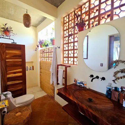 Un baño de Beach House with private Pool, Roof and View
