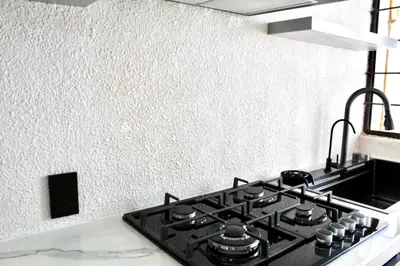 Una cocina o zona de cocina en departamento plus 1917