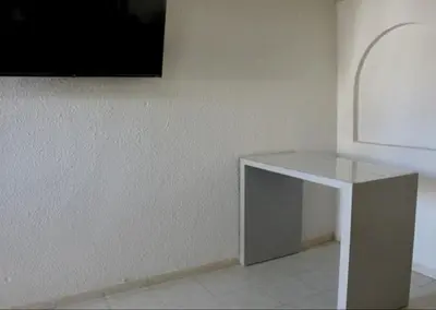 Una televisión o centro de entretenimiento en departamento plus 1917