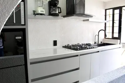 Una cocina o zona de cocina en departamento plus 1917