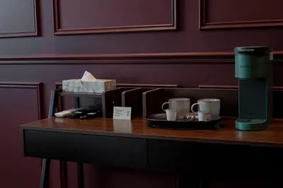 Utensilios para hacer té y café en The Ruby Suite luxury room