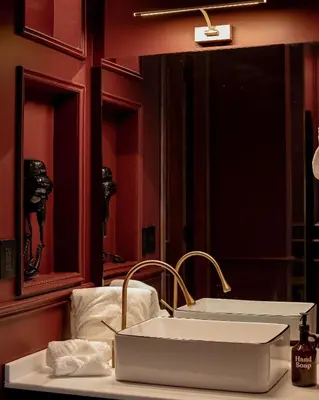 Un baño de The Ruby Suite luxury room