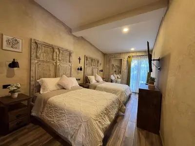 Cama o camas de una habitación en Sasha: Tu refugio fascinante en ValQuirico.