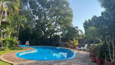 Piscina en o cerca de Casa con hermoso jardín y terraza