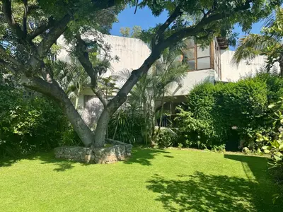Jardín al aire libre en Casa con hermoso jardín y terraza