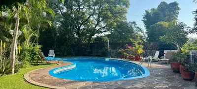 Piscina en o cerca de Casa con hermoso jardín y terraza