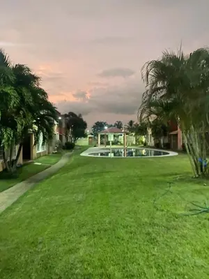 Jardín al aire libre en Casa con alberca en Zona Diamante