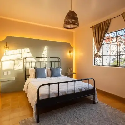Casa céntrica con 4 habitaciones y estacionamiento
