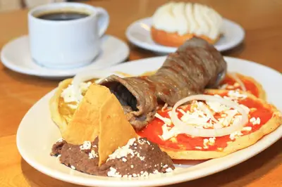 Comida en o cerca de este hotel