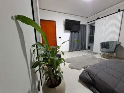 Una televisión o centro de entretenimiento en suites vergel planta alta