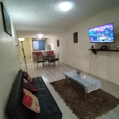 Una televisión o centro de entretenimiento en Departamento en Condominio Rocasol