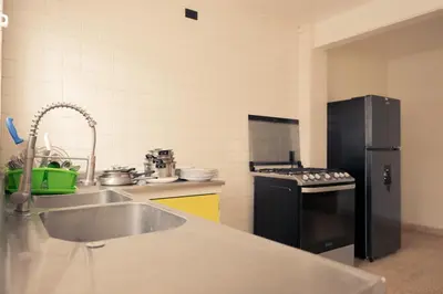 Una cocina o zona de cocina en Hostal Kahlo, La columna rota, habitación independiente 2 personas