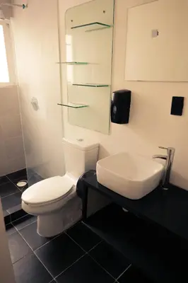Un baño de Hostal Kahlo, La columna rota, habitación independiente 2 personas