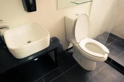 Un baño de Hostal Kahlo, La columna rota, habitación independiente 2 personas