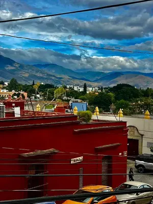 Vista general de una montaña o vista desde el hostal o pensión