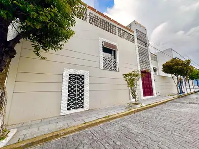Edificio en el que se encuentra el hostal o pensión