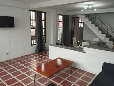 Una televisión o centro de entretenimiento en Cómodas Casas en el centro de Coatepec Veracruz