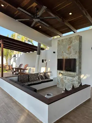 Una televisión o centro de entretenimiento en Balam Sunset Villa- Seaside Luxury Retreat