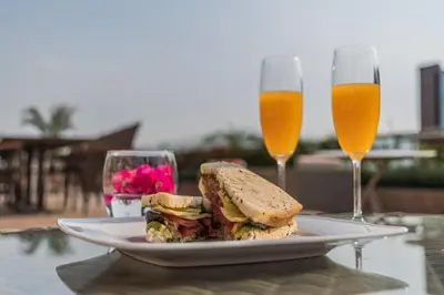 Comida en o cerca de este hotel