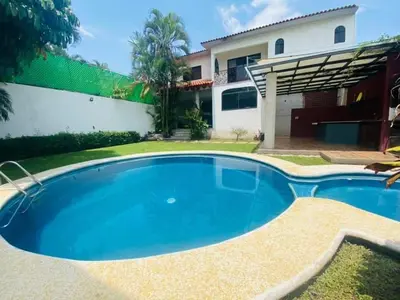 Piscina en o cerca de Bonita y amplia casa