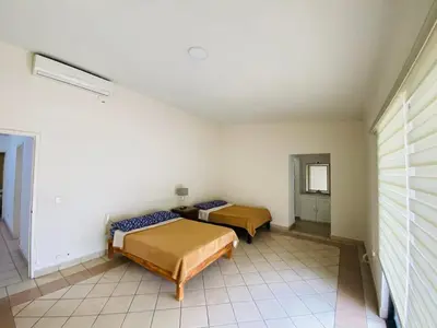 Cama o camas de una habitación en Bonita y amplia casa