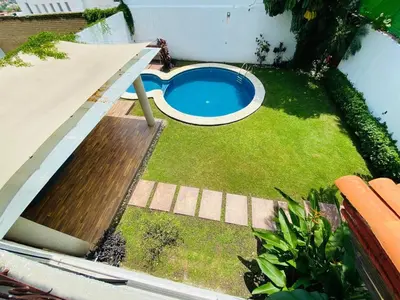 Piscina en o cerca de Bonita y amplia casa