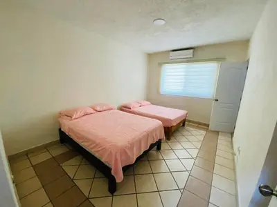 Cama o camas de una habitación en Bonita y amplia casa