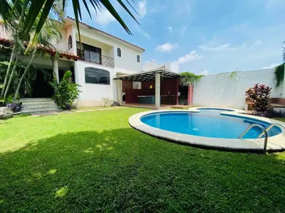 Piscina en o cerca de Bonita y amplia casa