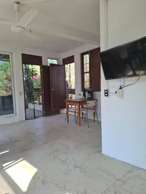 Una televisión o centro de entretenimiento en CASA BUGAMBILIa