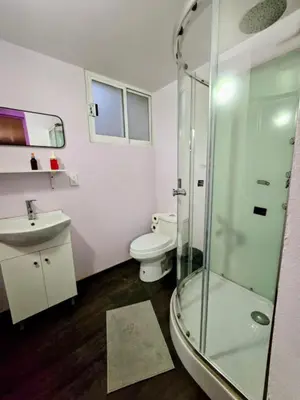Un baño de Suite morada Moderna y céntrica ideal hasta para 7 viajeros