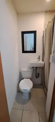 Un baño de Habitación con baño privado para 2 personas cerca del ESTADIO AZTECA-BANORTE
