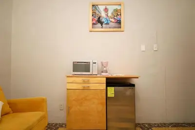 Una televisión o centro de entretenimiento en Fresia habitación privada con encanto oaxaqueño